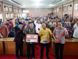 Pj Bupati Serahkan Dana Hibah 123 Tempat Ibadah