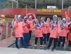 Peduli Kader, Posyandu Lansia Asih Wreda Rejasari Piknik ke Taman Botani Baturaden