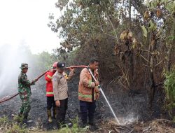 Kapolres Kampar Turun Langsung Lakukan Pengecekan dan Pemadaman Kebakaran Lahan