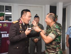 Datangi Kediaman Kapolda Riau, Danrem 031/WB Beri Surprise Irjen Iqbal di Hari Bhayangkara ke 77