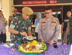 Ucapkan Selamat HUT Bhayangkara Ke-77, Batalyon Arhanud 13/PBY Bawa Nasi Tumpeng ke Mapolsek Siak Hulu