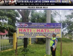 Sat Lantas Polres Rohul Giat Pemasangan Spanduk Ops Patuh LK 2023 Di Jalan Raya Tandun – Ujung Batu 