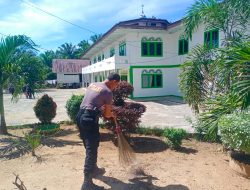 Peduli Lingkungan, Polres Rohul Polsek Tambusai Bersihkan Sampah Di Surau Suluk Tarikat Sabandiah Kuala Tambusai