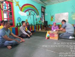 Polsek Minas Polres Siak Polda Riau Berbagai Sembako Kepada Masyarakat Yang Membutuhkan 