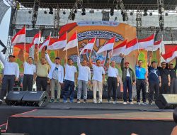 Asisten Pidana Militer Kejati Riau Ikuti Kegiatan Gerak Jalan Santai Sekaligus Penyerahan Bendera Merah Putih dan Saksikan Pemecahan Rekor Muri Mie Sagu Terbanyak