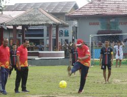 Tendangan Pertama Kalapas Pasir Pangaraian, Pertanda Turnamen Mini Soccer Hari Kemenkumham Resmi Dibuka