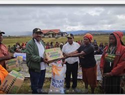 Kapolri Salurkan 264,7 Ton Beras dan 1.500 Sembako untuk Warga Papua yang Terdampak Kekeringan 