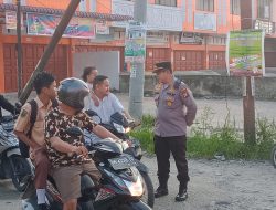 Polsek Siak Hulu Urai Kemacetan Serta Beri Himbauan Gunakan Helm Saat Mengendarai Sepeda Motor