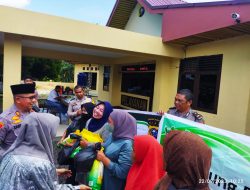 Program Jumat Barokah, Polsek Siak Hulu Berbagi Sembako Kepada Masyarakat Desa Baru