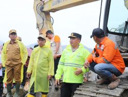Kapolda Sumut Salurkan Bantuan dan Pastikan Pencarian Korban Longsor di Humbahas