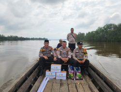 Jumat Curhat dan Jumat Barokah Polsek Kempas, Susuri Sungai Indragiri gunakan Perahu Motor