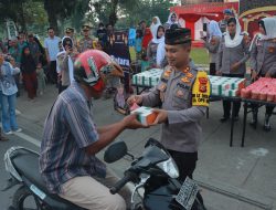 Kapolres Kampar Bersama PJU Polres Kampar Bagi-bagi Takjil untuk Masyarakat di Pos Pam Lapangan Merdeka
