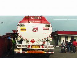 Tertangkap Kamera Wartawan Ambil 6 Ember BBM Subsidi dari Mobil Tangki Merah Putih, Manager SPBU Nomor 14.282.683 Tabek Gadang Pekanbaru Dalih Dikembalikan Lagi Kepentingan Uji Terra dan Sampel