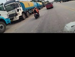 Aspal Rigid Rusak dan Pengguna Jalan Siak 2 Terganggu, Truk Fuso Tangki CPO Berjejer Rutin Parkir di Badan Jalan Siak