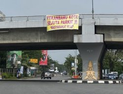 Spanduk Pekanbaru Kota Sejuta Parkir!!!, Terpasang di Fly Over SKA
