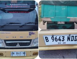 Truk Angkut BBM Ilegal Miliki Nopol Ganda Terekam Kamera di Jalan Lintas Timur Kabupaten Pelalawan, Diduga Dibeking Oknum Aparat Polisi